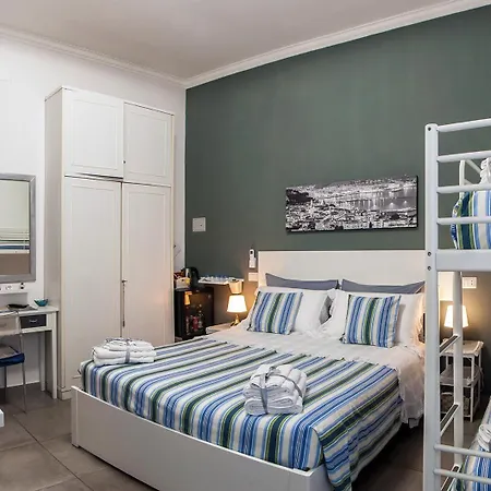 فندق مبيت وإفطار La Terrazza Ai Miracoli نابولي